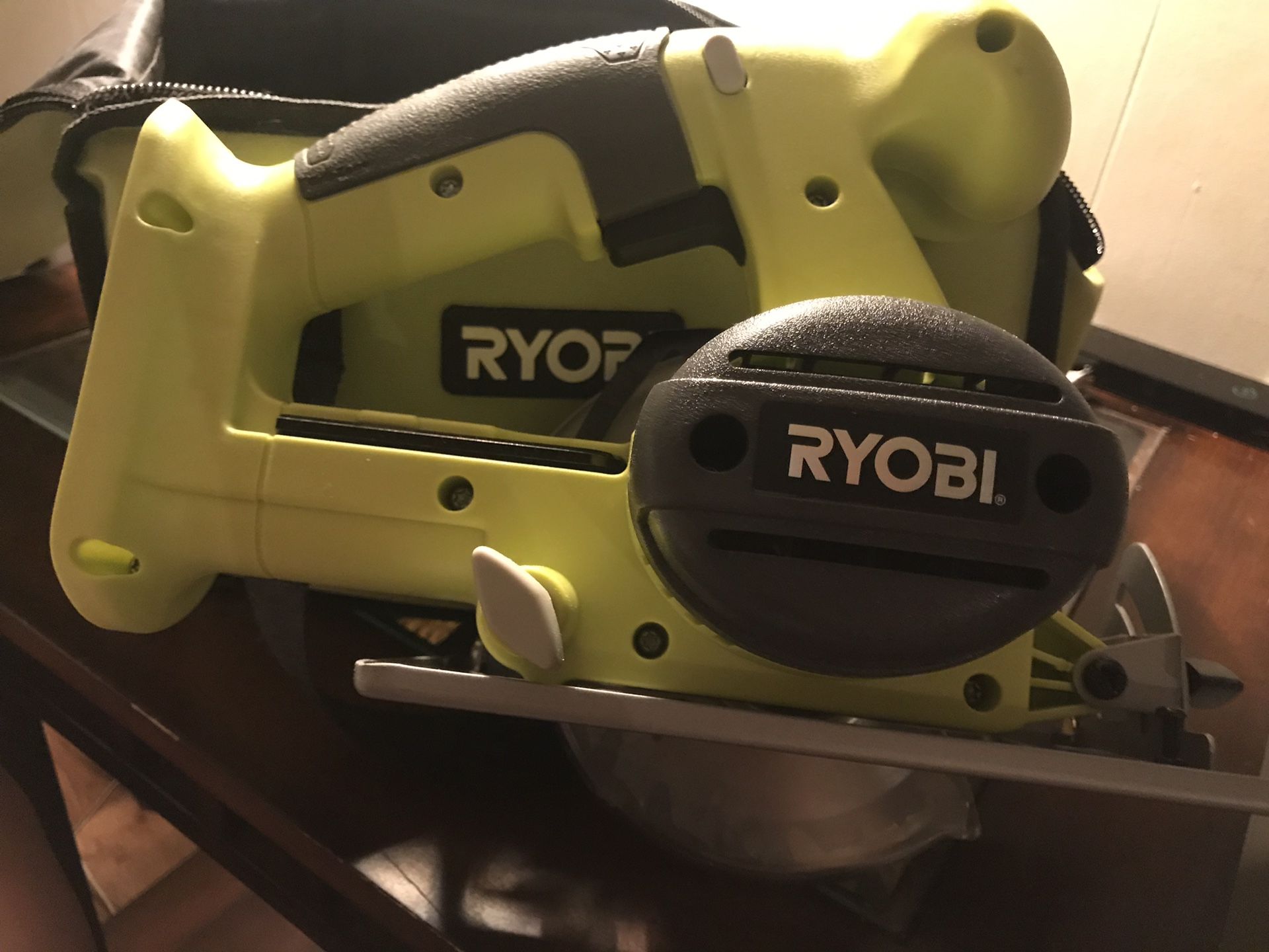 Like new - Ryobi circular saw and drill set