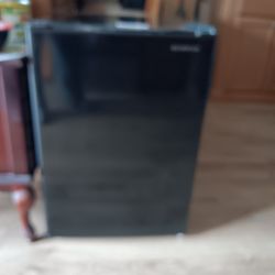 Insignia mini refrig