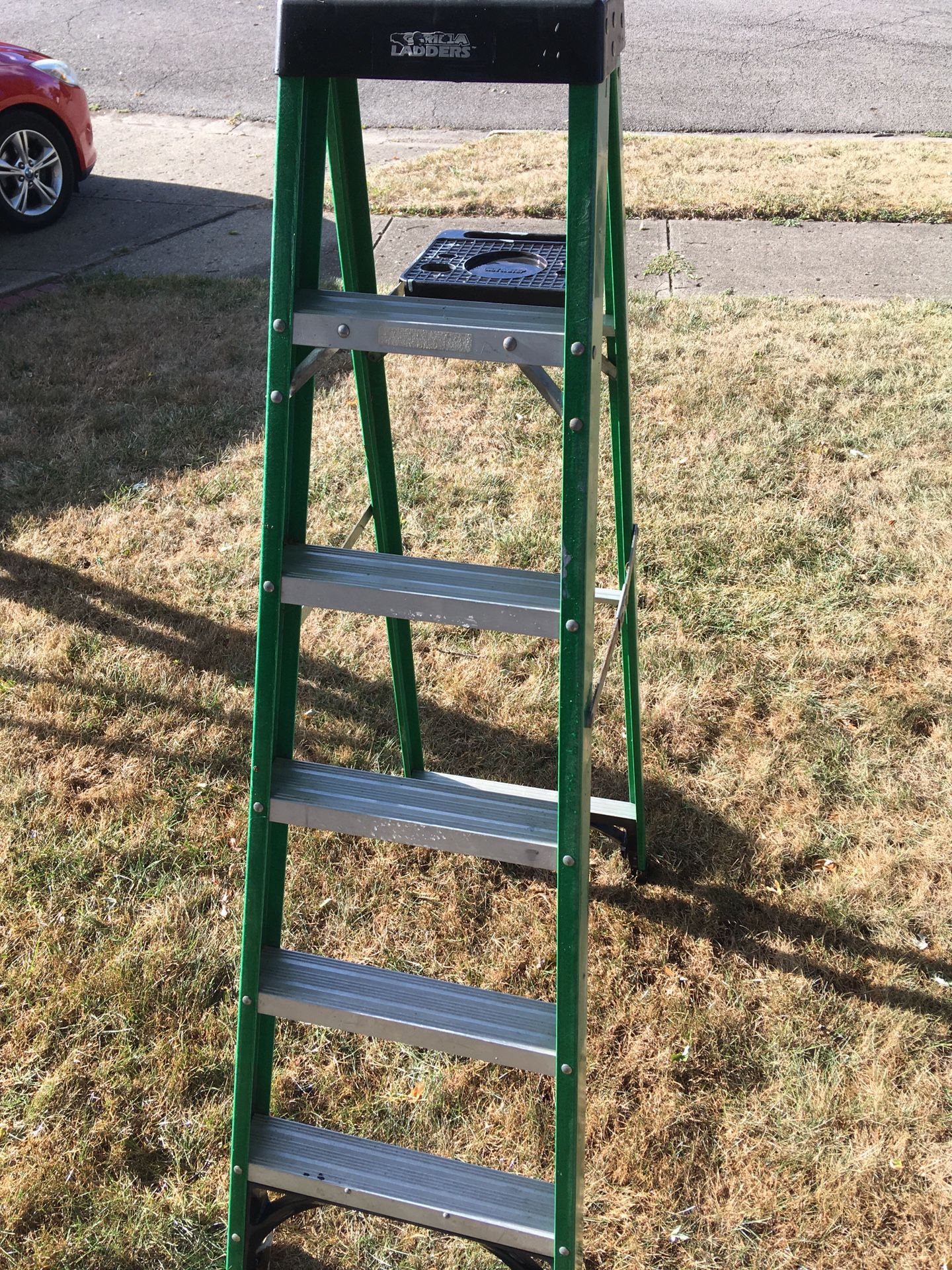 6’ Fiberglass Ladder