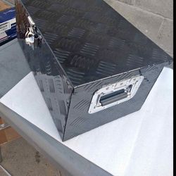Aluminum tool box for trucks and trailers
