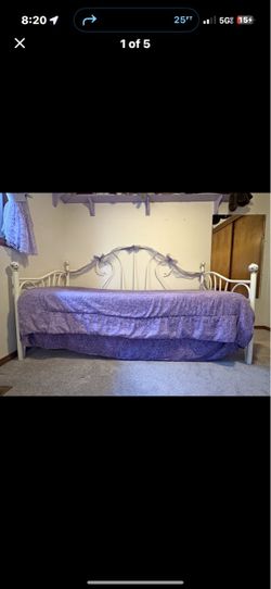 Day bed /2 twin  mattress /trundle