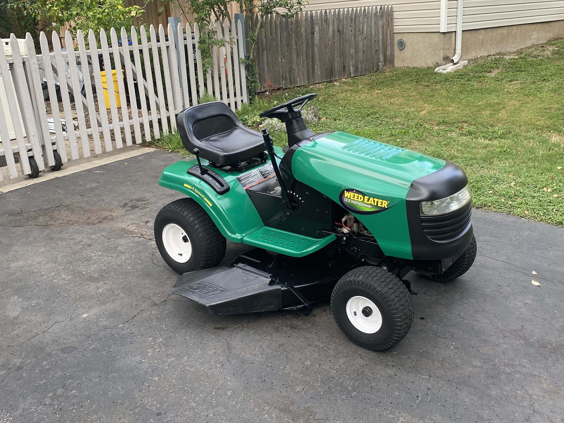 Weedeater-Electrolux 13.5hp 465cc 38” Lawn Tractor, pristine condition.