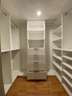 Walk-in Closet 