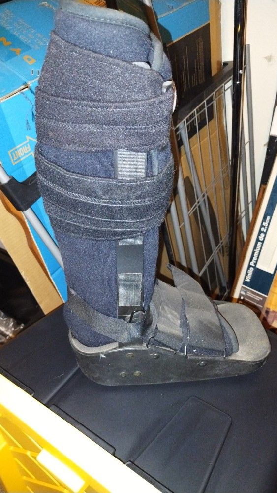 Walking Cast Size Medium...