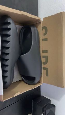 Yeezy Slides brand new