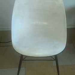 Eames Egg She’ll Chair