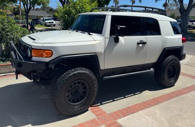 2010 Toyota FJ Cruiser. Clean Title. 119k miles