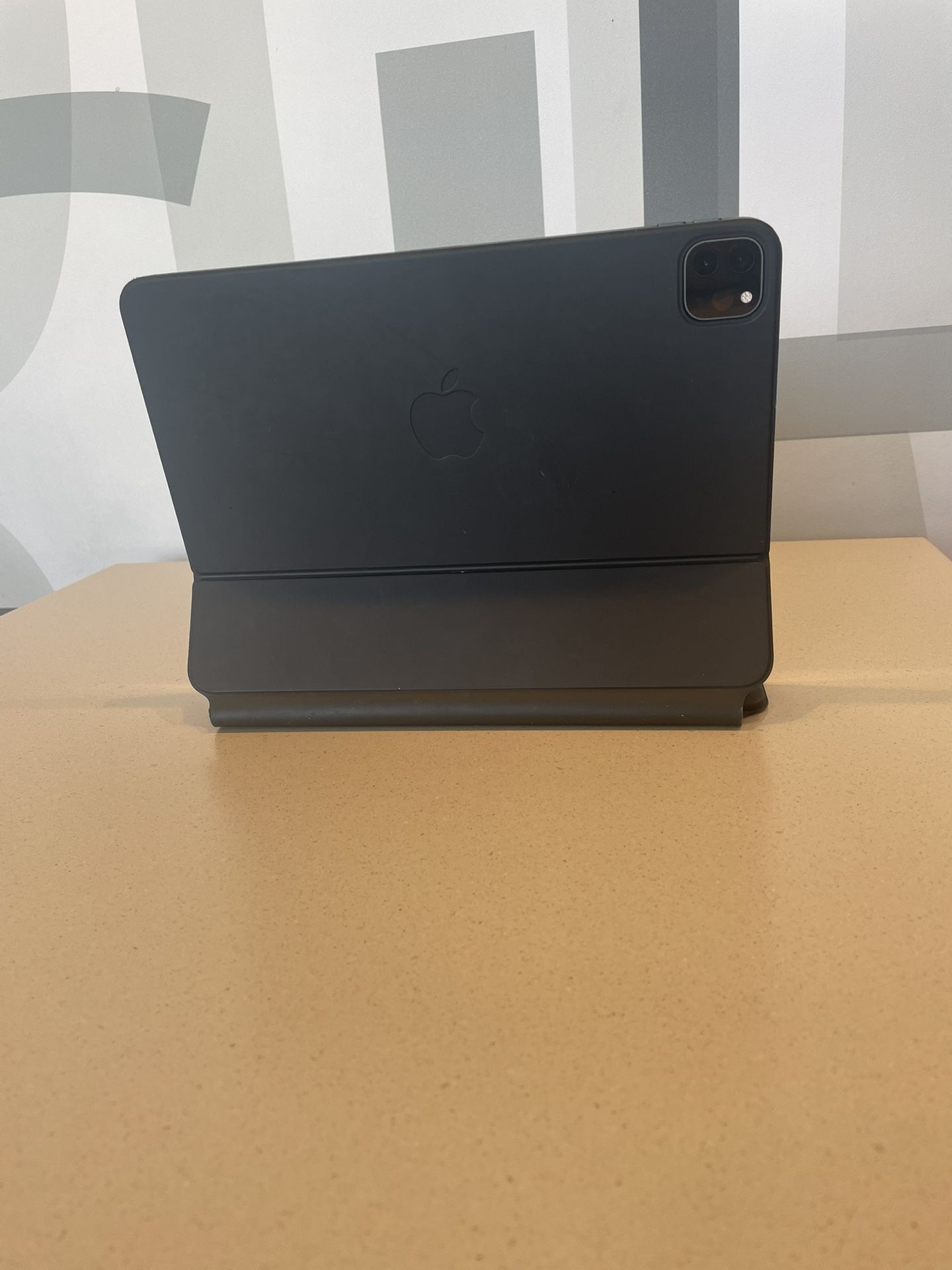 iPad Pro 12.9-inch 5th Gen 1TB M1 (2021) Wi-Fi Only (NON Cellular) + Magic Keyboard- Space Gray
