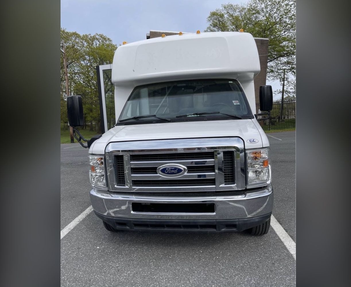 Low Miles E450 Shuttle Bus ….. Wow 🤩
