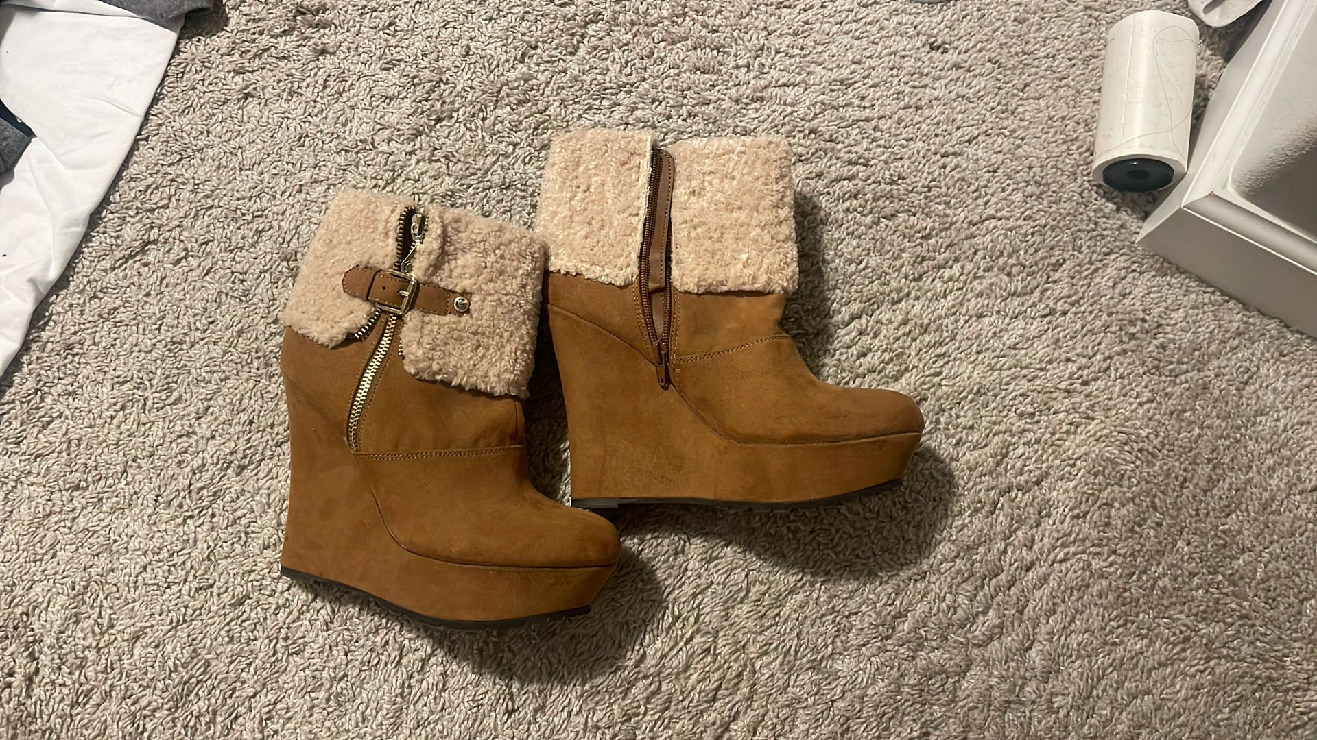 8.5 Guess Suede / Sherpa Wedge Booties