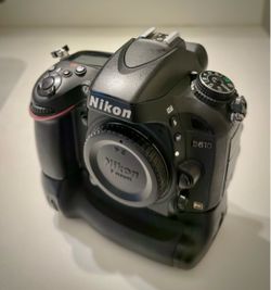 Nikon D610 /w 35-70mm f2.8 lens & vertical grip // excellent condition