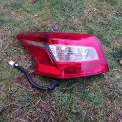 2017 Nissan sentra tail light
