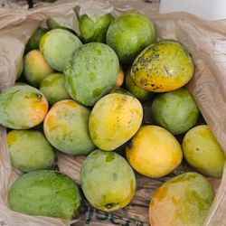 Blackie mangoes/ green skin sweeet!! $5 perlb