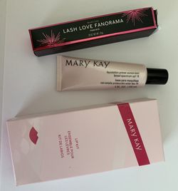 MK. Kit Foundation Primer Sunscreen SPF 15, Mascara Lash Love Gano rama and Lip Kit.