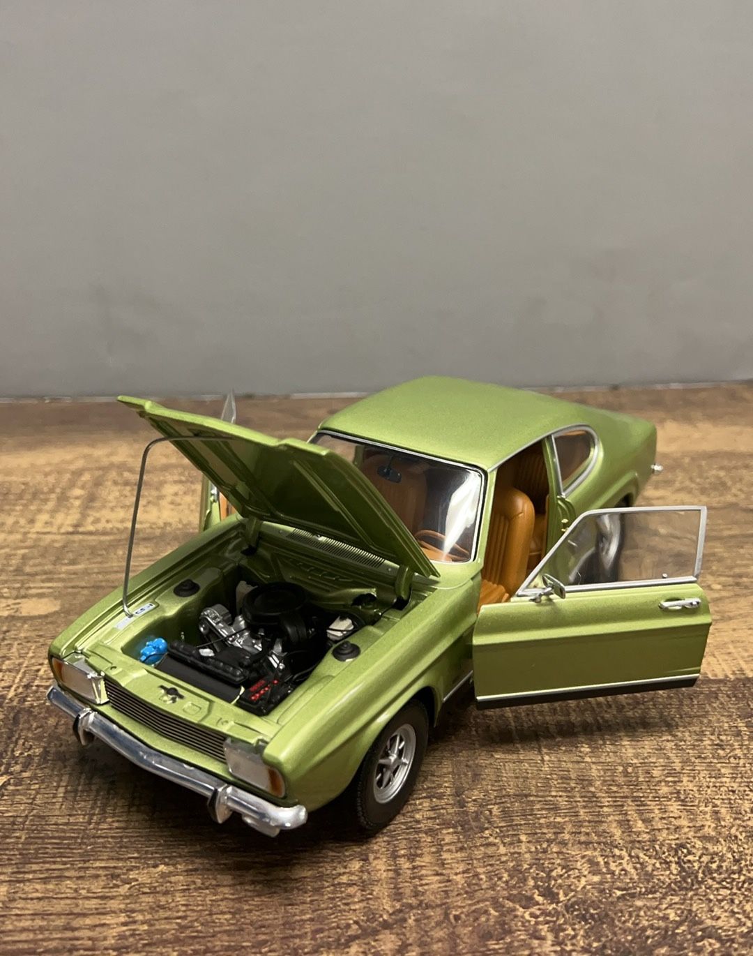 MINICHAMPS 180 08900 FORD CAPRI 1700 GT 1969 LIGHT GREEN