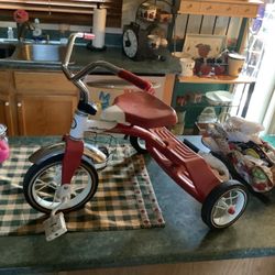 Vintage Swingline Roadmaster tricycle in fabulous condition no rust original all pieces Only used for display indoors. There is of course some discolo