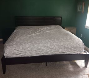 Pending Free King size bedframe