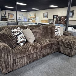 Midnight 2-PC Sectional. 🚚WE DELIVER🚚