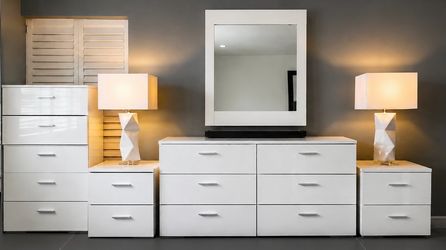 MODERN WHITE BEDROOM SET W LAMPS- EXCELLENT CONDITION / SET DE RECÁMARA MODERNO - EXC ESTADO C LAMPS