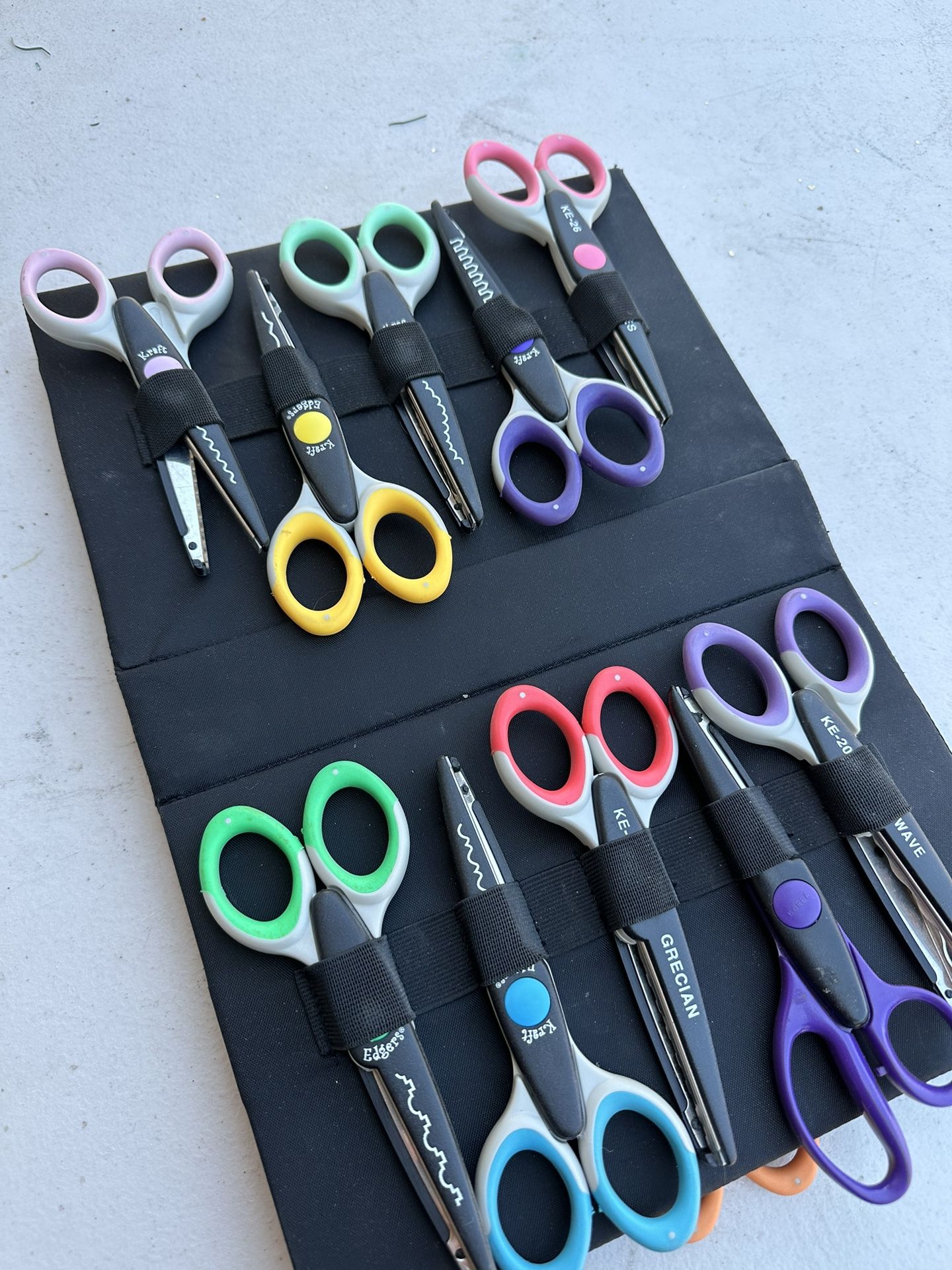 Set of 20 Ultra Grip KRAFT Edgers Craft Scissors w/Stand Preowned Great Conditio