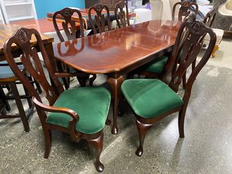 BASSETT Mahogany Finish Dining Table w/ 2 Leaves & 8 Forest Green Upholstered Chairs