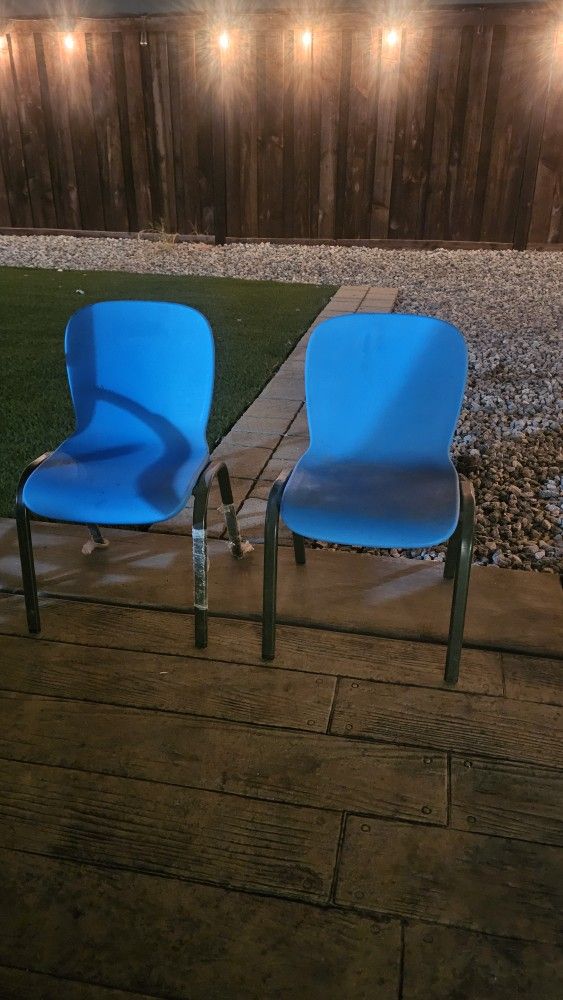 Set of 2 Kids Chairs.