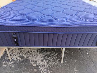 Like New king size dreamcloud lux mattress