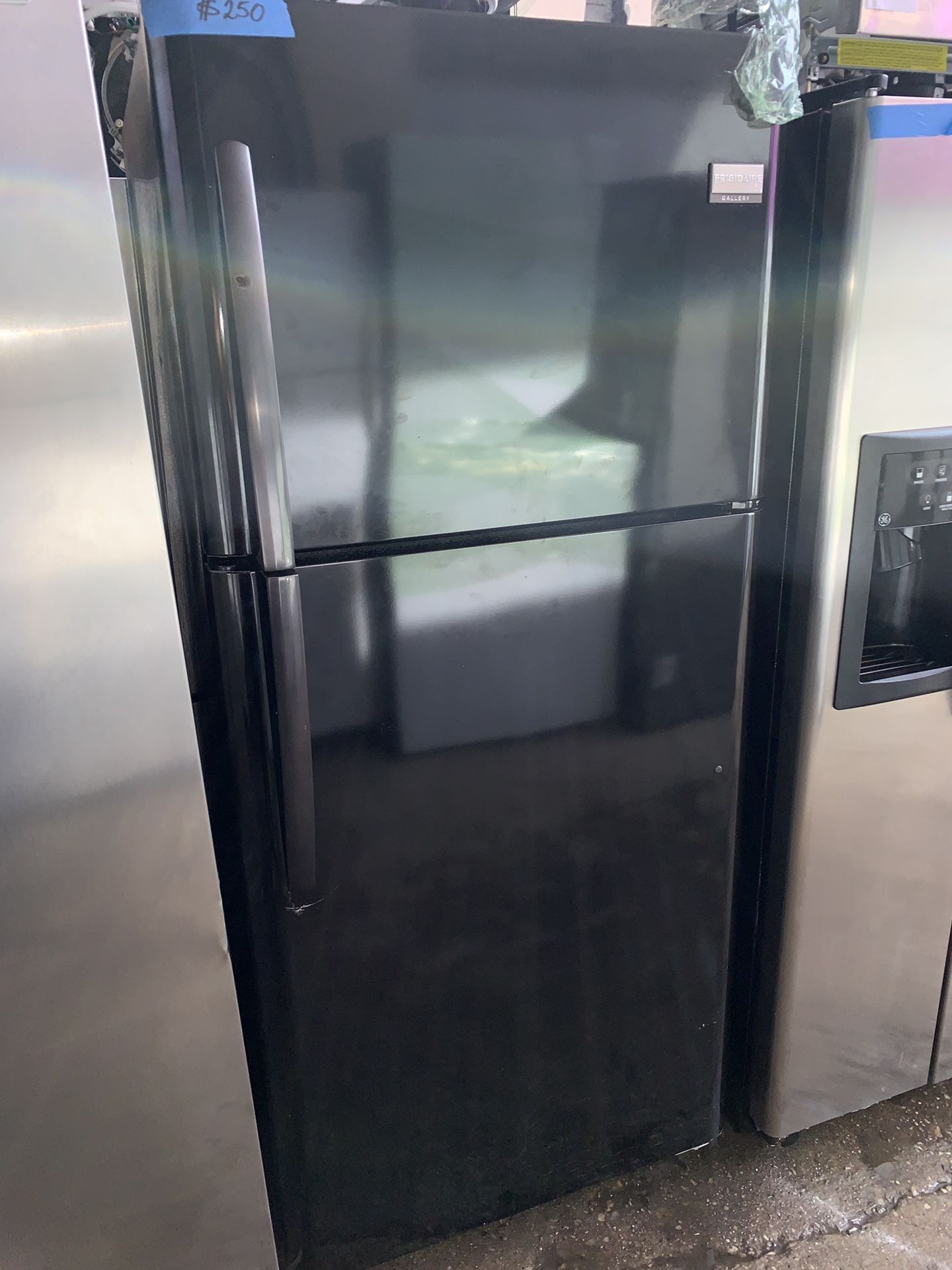 Frigidaire Gallery 30” top freezer fridge like new with 4 months warranty