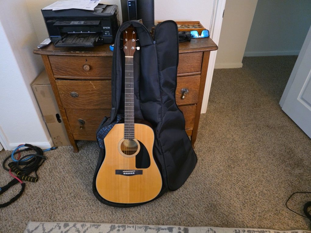 DG-60/NAT Fender Acoustic Guitar w/ strap and Bag