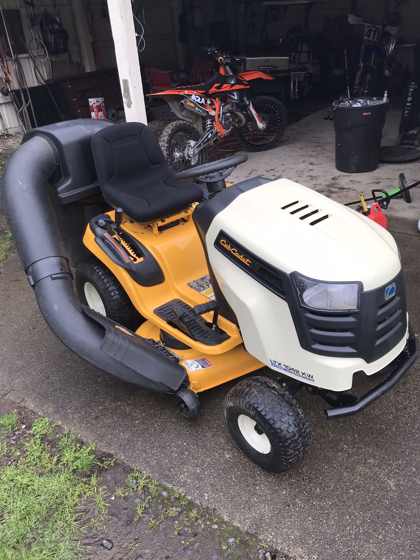 Like new Cub Cadet LTX 1042 riding lawn mower for Sale in Sumner, WA