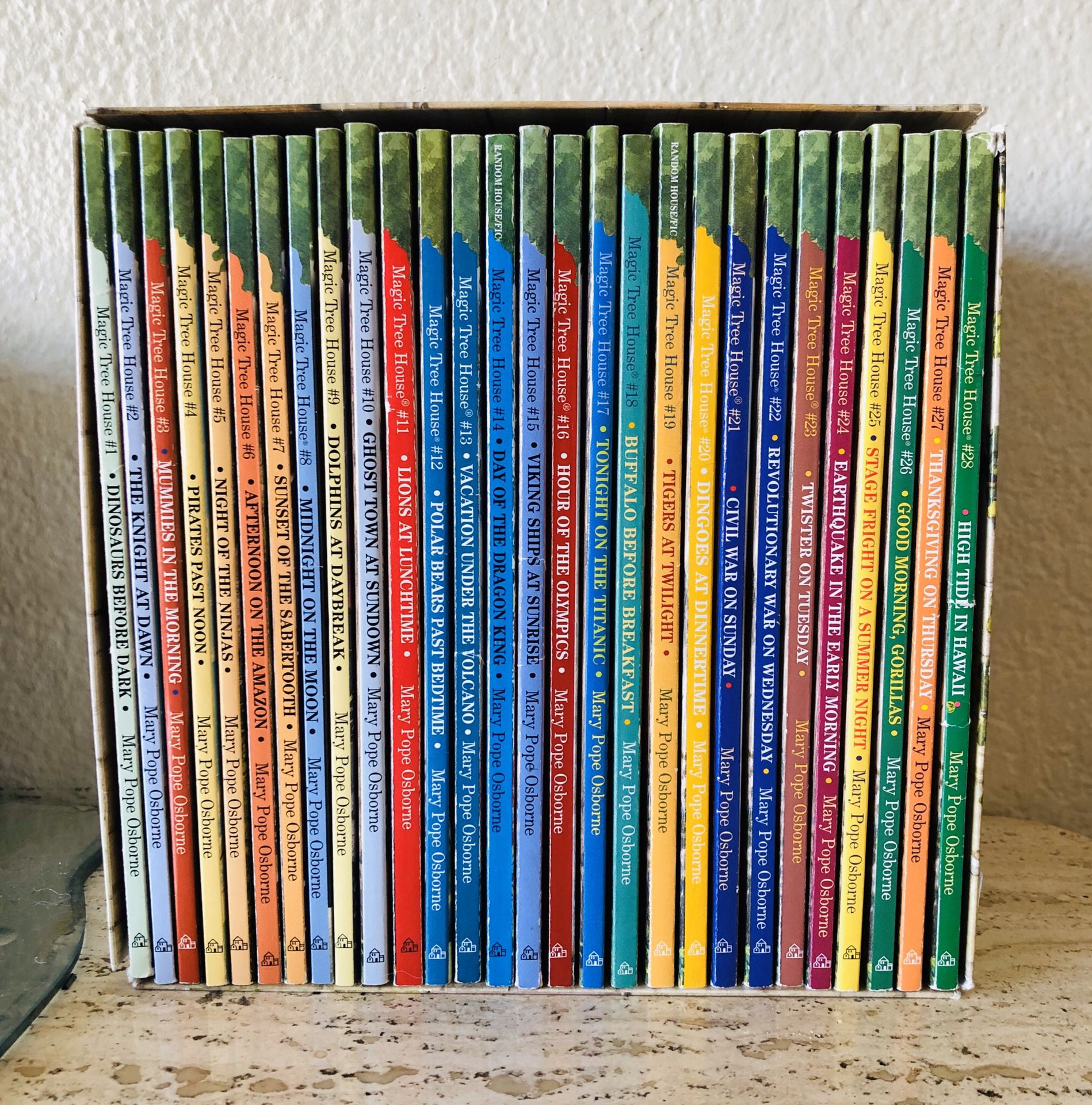 Magic Treehouse Boxed Book Set: 1-28