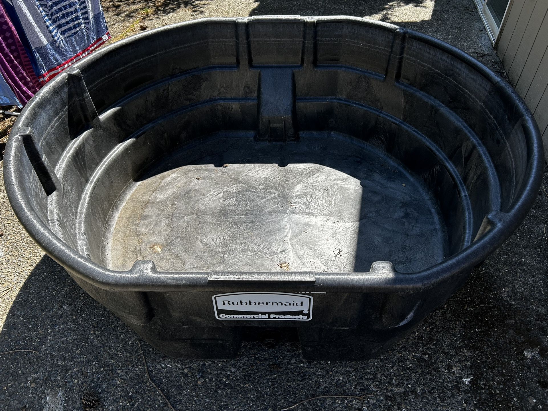 Rubbermaid 300 Gallon Stock Tank