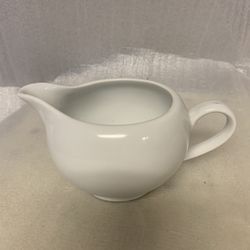 CRATE & BARREL White Porcelain Gravy/Sauce Boat/creamer Jug