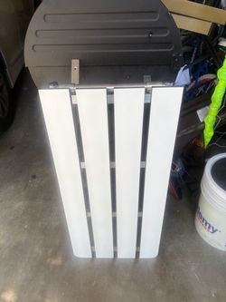 Wall-mounted folding tub seat