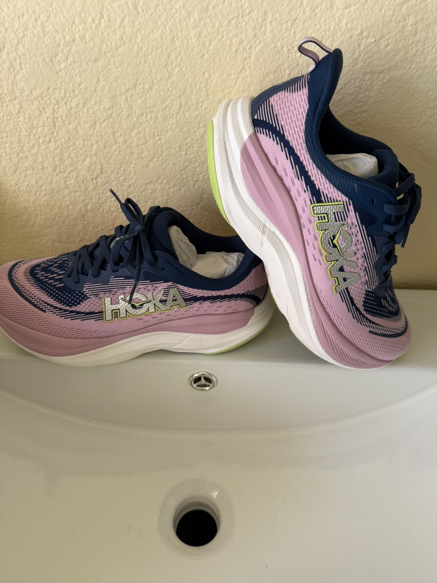 Hoka Women Skyflow Size 10 Wide 