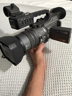Sony DSR-PD150 Camcorder – LOW HOURS – Tested Working