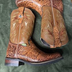 Brand new Size 8.5M boots (26 1/2 Mexico size)