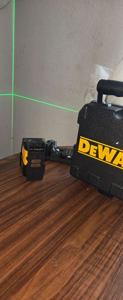 DeWalt Green Cross Line Laser Level with Case