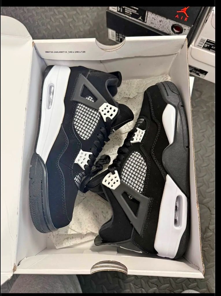 Jordan 4s White Thunder