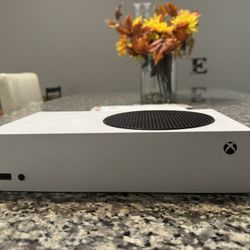 White Xbox Series S (3 white controller)