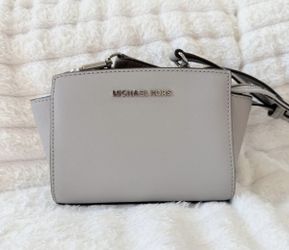 💼 Michael Kors Selma Mini Messenger – Pearl Grey (Retail $178)