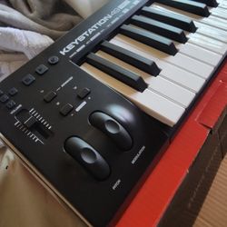 M-AUDIO KEYSTATION49 MIDI CONTROLLER (MINIMAL USE)