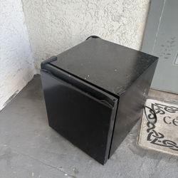 Mini Fridge! 🖤