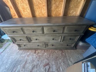 Dresser / tv stand