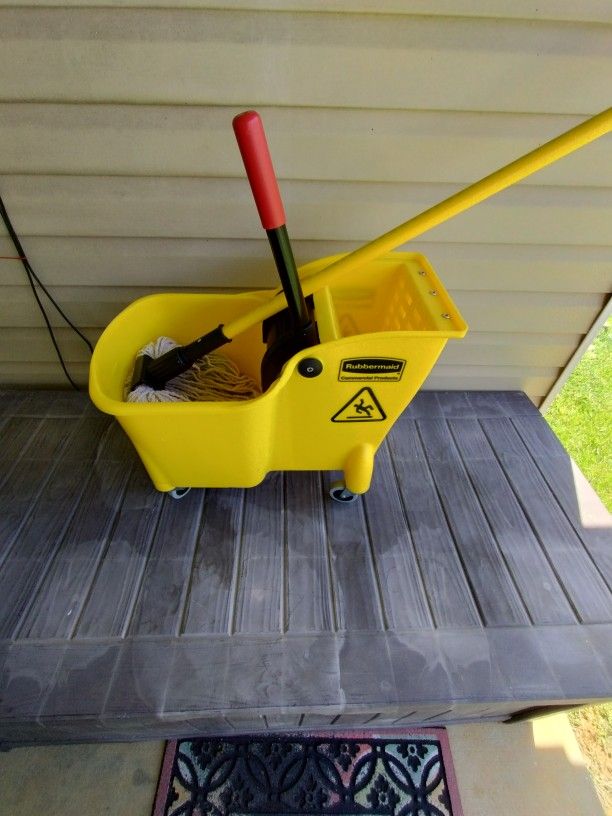 Rubbermaid Commercial Mop Bucket with Mop