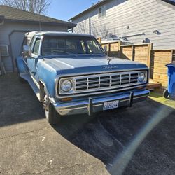 1975 D300 Extra Cab 