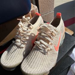 Slightly used women’s Nike shoes Size 9w