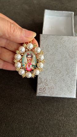Brand new Frida pendant