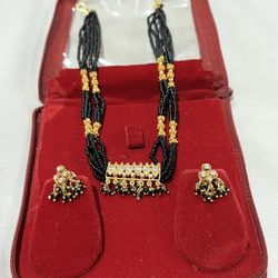 Costume Jewelry set - Necklace with matching earrings- pierced 