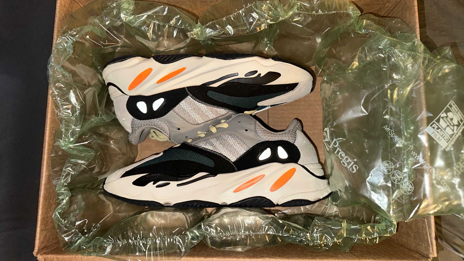 Yeezy Wave Runner size 9